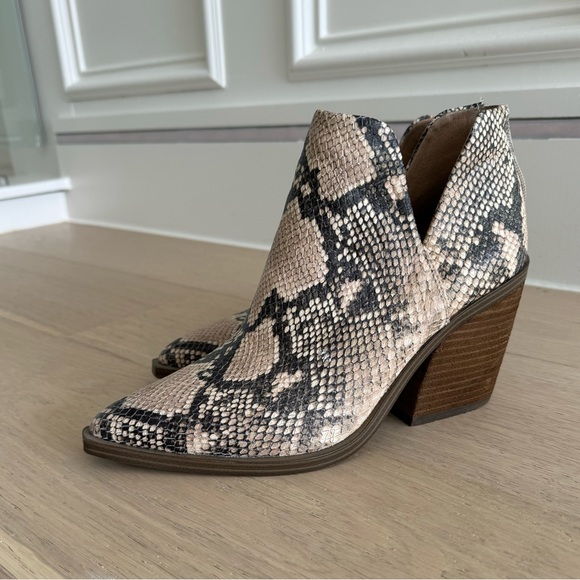 VINCE CAMUTO ⭐️ Gigietta Beige Snakeskin Bootie Worn Once Sz 9M, 40EU - Picture 1 of 11
